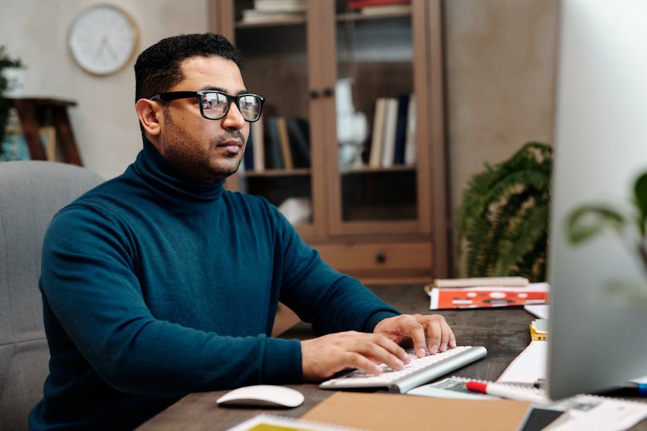 Технический специалист изучает документацию на экране